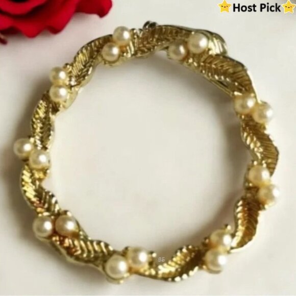 Gerry's Jewelry - Vintage 1950s GERRY’S Signed Gold-Tone Faux Pearl Wreath Brooch